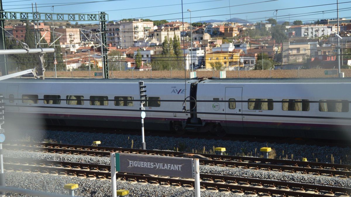 Un tren AVE a l'estació de Figueres-Vilafant.