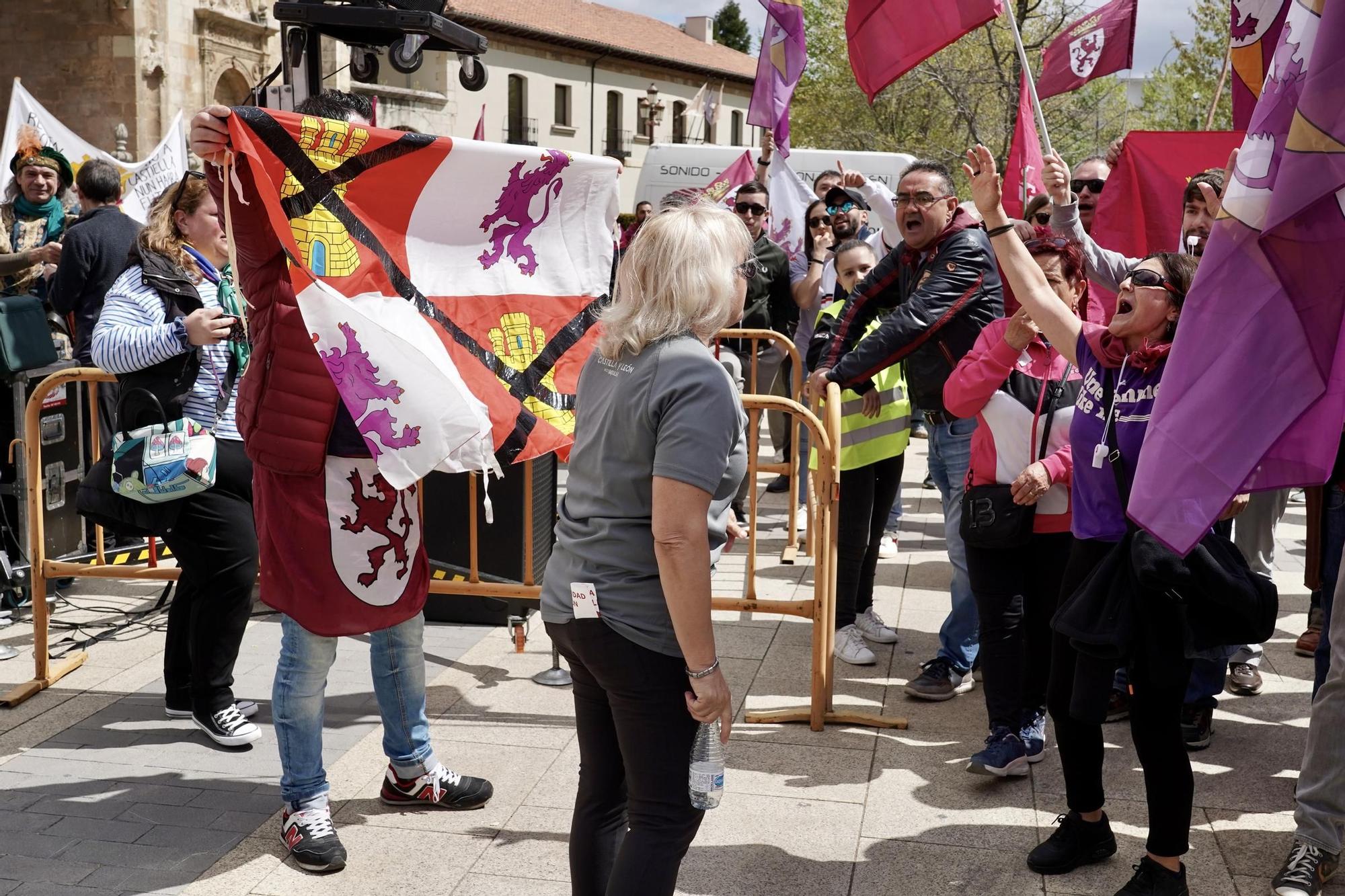 GALERÍA: Así han sido las protestas en León que han obligado a suspender los actos por el Día de la Comunidad