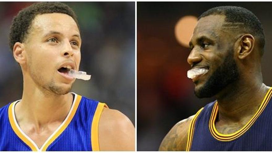 Stephen Curry y LeBron James jugando con sus protectores bucales.