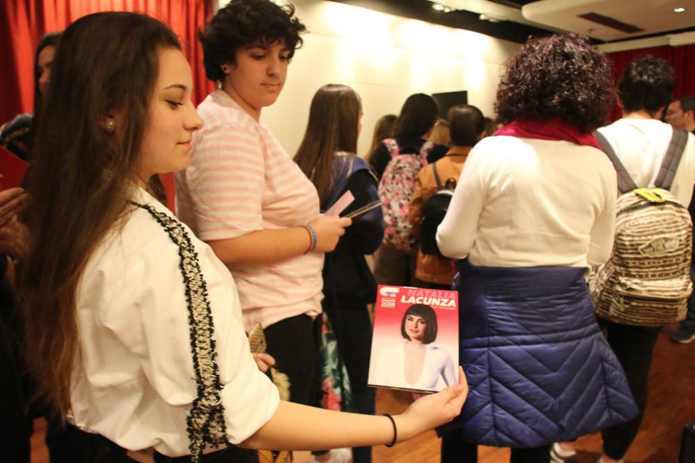 Una de las participantes de la última edición de Operación Triunfo asiste a un encuentro con sus fans en FNAC Málaga