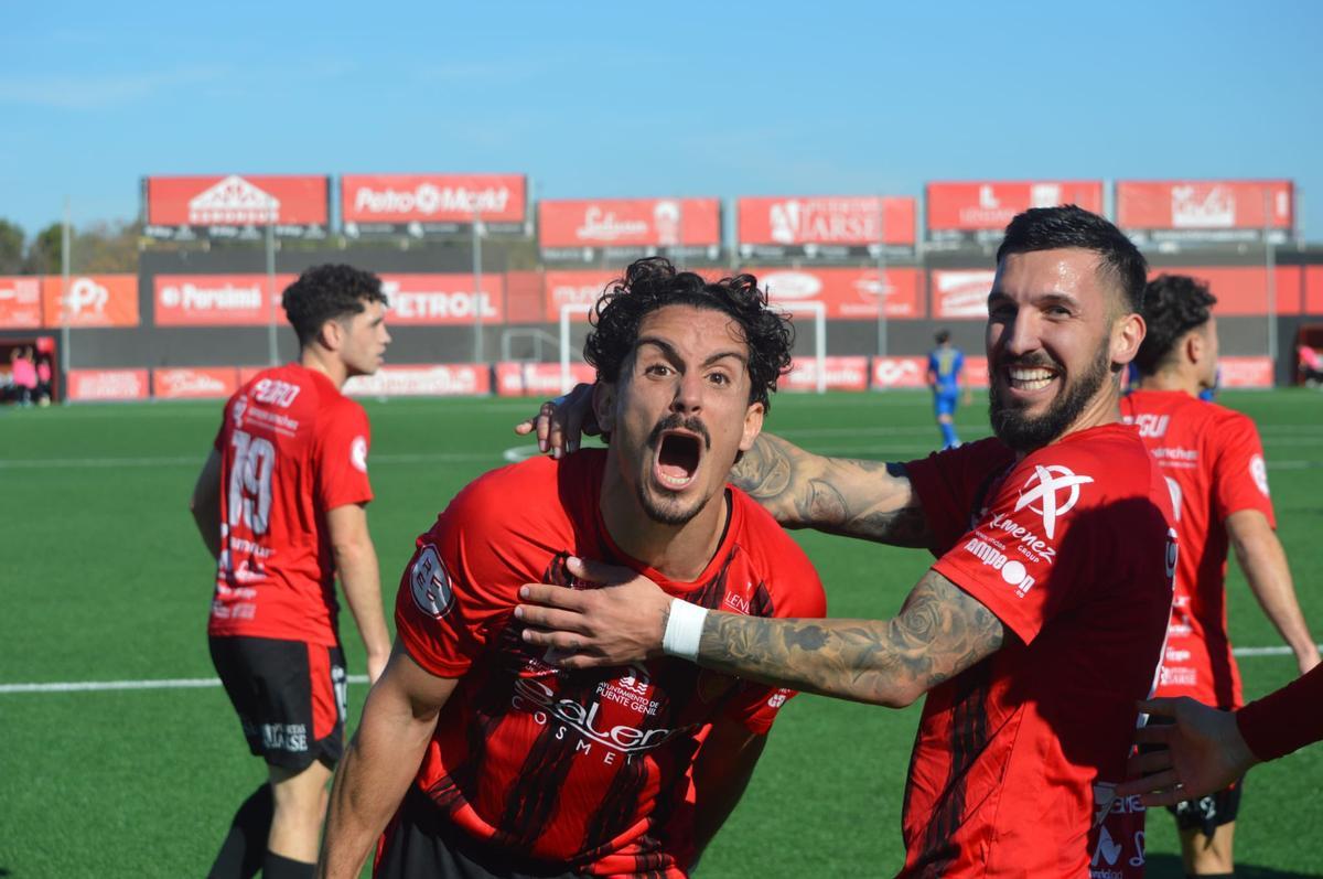 Lalo Hernández, jugador del Salerm, celebra uno de sus goles en Segunda RFEF.