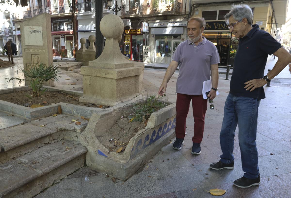 José Vicent y Navarro Vera señalan uno de los parterres rotos de la plaza.