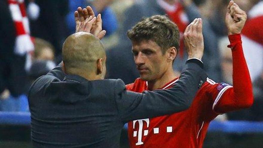 Guardiola felicita a Müller por su gol.