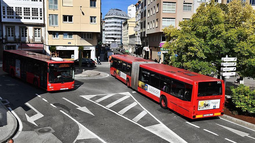 Un bus articulado entra en la calle San Juan mientras otro baja por la calle de la Torre. | // VÍCTOR ECHAVE