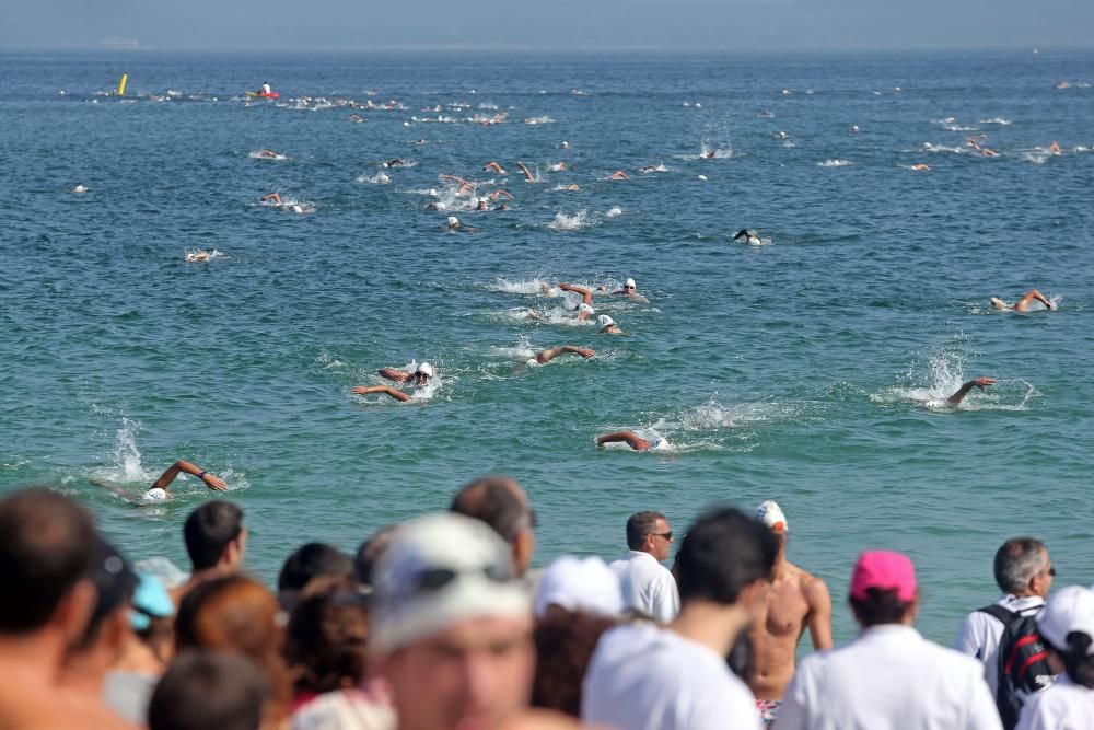 Cientos de nadadores se lanzaron ayer a las aguas de la ría de Vigo para completar la Travesía a Nado de O Vao, una prueba clásica de todos los veranos