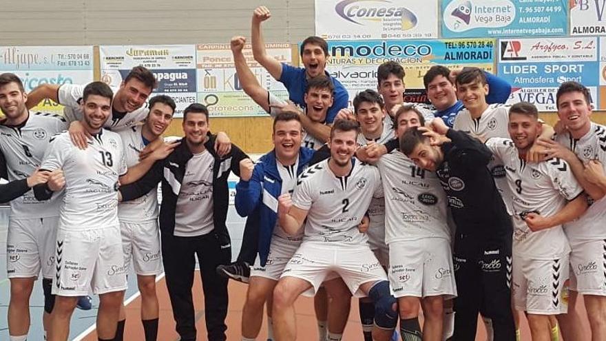 Los jugadores del Mare Nostrum Torrevieja celebran la victoria en el derbi frente al Almoradí