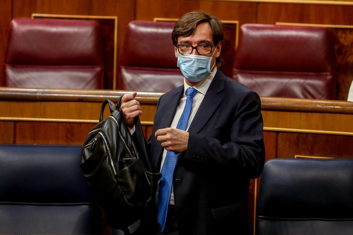 El ministro de Sanidad, Salvador Illa, coge su mochila durante una sesiÃ³n plenaria en la que el Gobierno solicita al Congreso la prÃ³rroga del estado de alarma debido a la crisis sanitaria del Covid-19, en Madrid, (EspaÃ±a), a 29 de octubre de 2020. Su propuesta incluye la comparecencia del presidente cada dos meses, aunque sin votaciÃ³n, y hasta el 9 de marzo, cuando el Consejo Interritorial de Salud âcompuesto por el Ejecutivo y los gobiernos de las comunidades autÃ³nomasâ decidirÃ¡ su prolongaciÃ³n hasta el 9 de mayo.