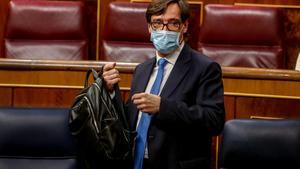 El ministro de Sanidad, Salvador Illa, coge su mochila durante una sesiÃ³n plenaria en la que el Gobierno solicita al Congreso la prÃ³rroga del estado de alarma debido a la crisis sanitaria del Covid-19, en Madrid, (EspaÃ±a), a 29 de octubre de 2020. Su propuesta incluye la comparecencia del presidente cada dos meses, aunque sin votaciÃ³n, y hasta el 9 de marzo, cuando el Consejo Interritorial de Salud âcompuesto por el Ejecutivo y los gobiernos de las comunidades autÃ³nomasâ decidirÃ¡ su prolongaciÃ³n hasta el 9 de mayo.