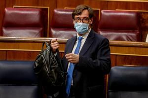 El ministro de Sanidad, Salvador Illa, coge su mochila durante una sesiÃ³n plenaria en la que el Gobierno solicita al Congreso la prÃ³rroga del estado de alarma debido a la crisis sanitaria del Covid-19, en Madrid, (EspaÃ±a), a 29 de octubre de 2020. Su propuesta incluye la comparecencia del presidente cada dos meses, aunque sin votaciÃ³n, y hasta el 9 de marzo, cuando el Consejo Interritorial de Salud âcompuesto por el Ejecutivo y los gobiernos de las comunidades autÃ³nomasâ decidirÃ¡ su prolongaciÃ³n hasta el 9 de mayo.