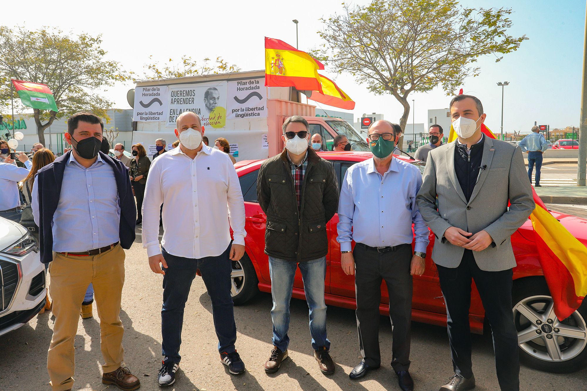 Una caravana con cientos de vehículos clama en Pilar de la Horadada contra la "imposición" del valenciano