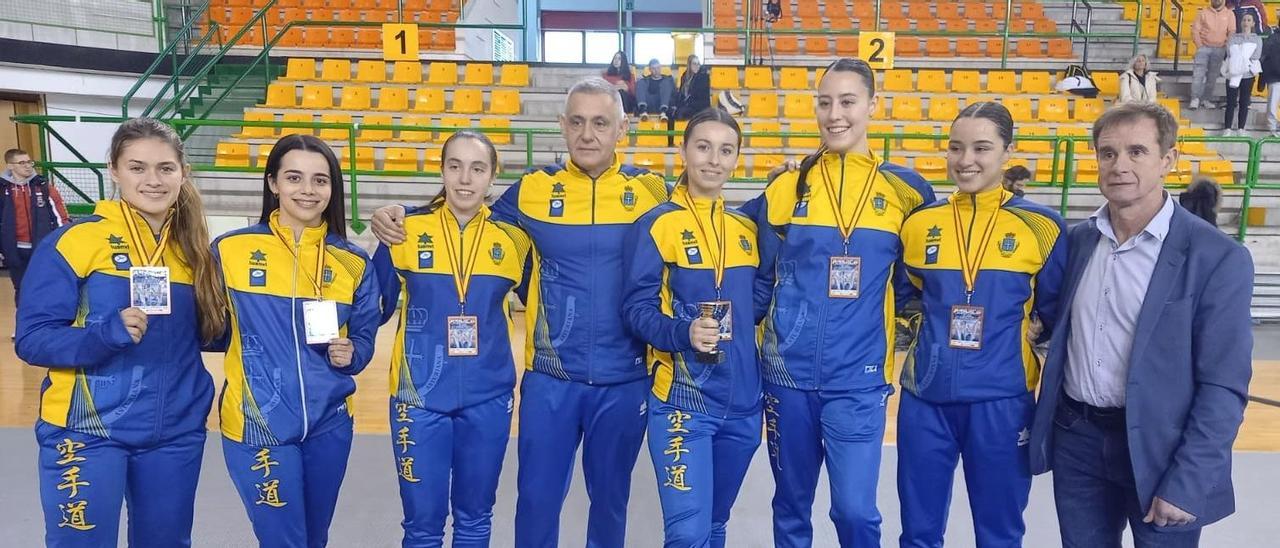 Naiara Cañete, Celia Álvarez, Laura de Andrés, Lino Gómez, entrenador; Tania Suárez, Adriana Gil, Daniela Otero y Rufo Antonio Fernández, presidente de la Federación Asturiana de Kárate y Disciplinas Asociadas, tras el campeonato de Orense. |