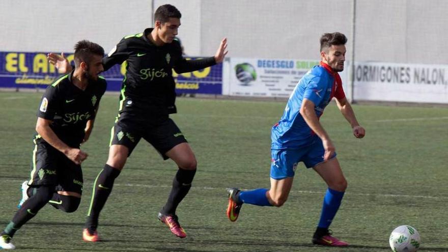 Damián se lleva el balón ante dos jugadores del Sporting B.