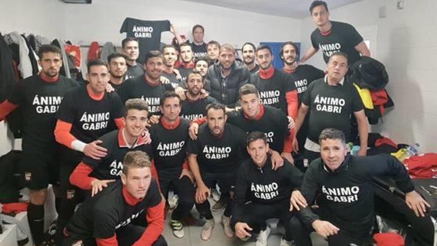 Los jugadores de La Nucía con camisetas en las que le mandan ánimos al lesionado Gabri.