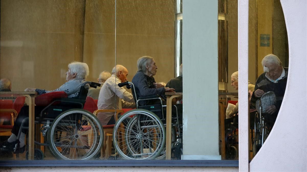 Un grupo de ancianos en una residencia de Barcelona