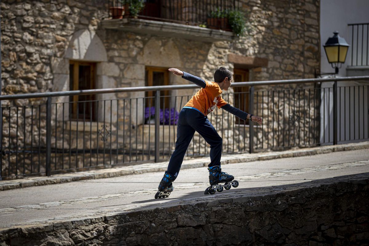 Un niño patina por las calles de un pueblo de Valencia.