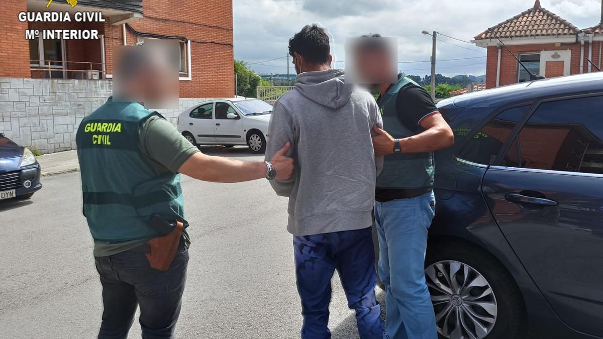 Uno de los detenidos por la Guardia Civil