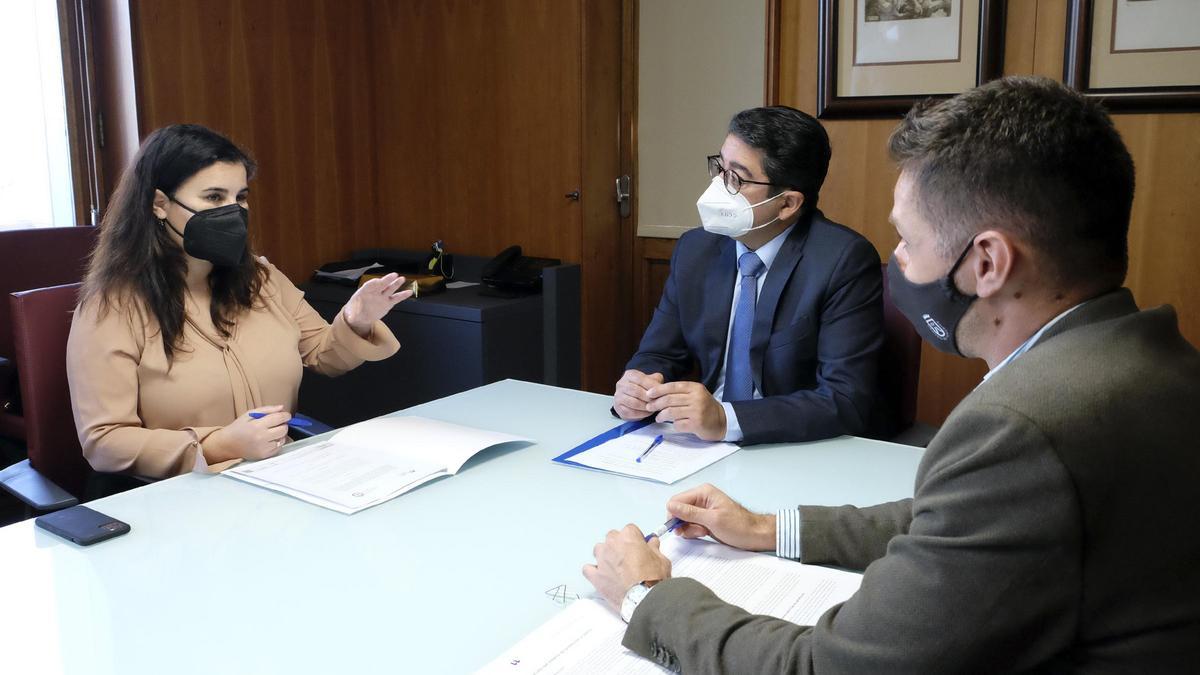 Mari Brito y Pedro Martín firman el convenio ante Javier Rodríguez.