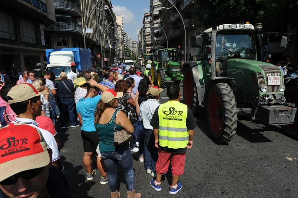 La Gran Vía de Murcia, paralizada por los agricultores