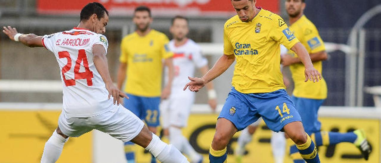 Hernán controla el balón ante un rival del Tetuán en el partido de presentación de la temporada pasada.