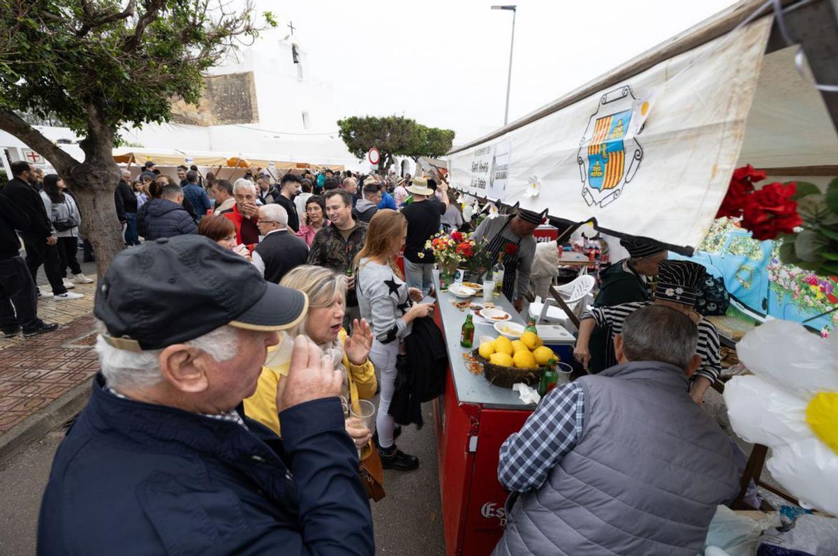 Ni la lluvia puede parar la ‘frita’ de Sant Jordi