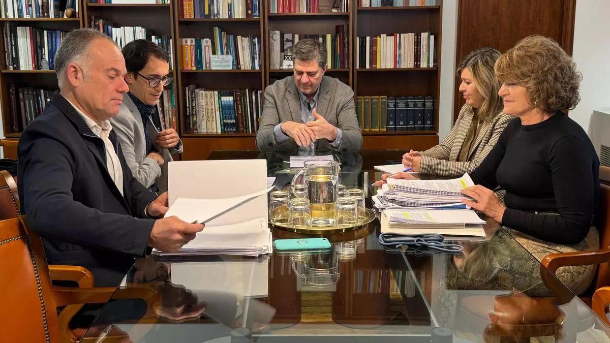 El conseller de Turismo, Jaume Bauzà, y el portavoz del PSIB, Iago Negueruela, durante su encuentro este lunes.