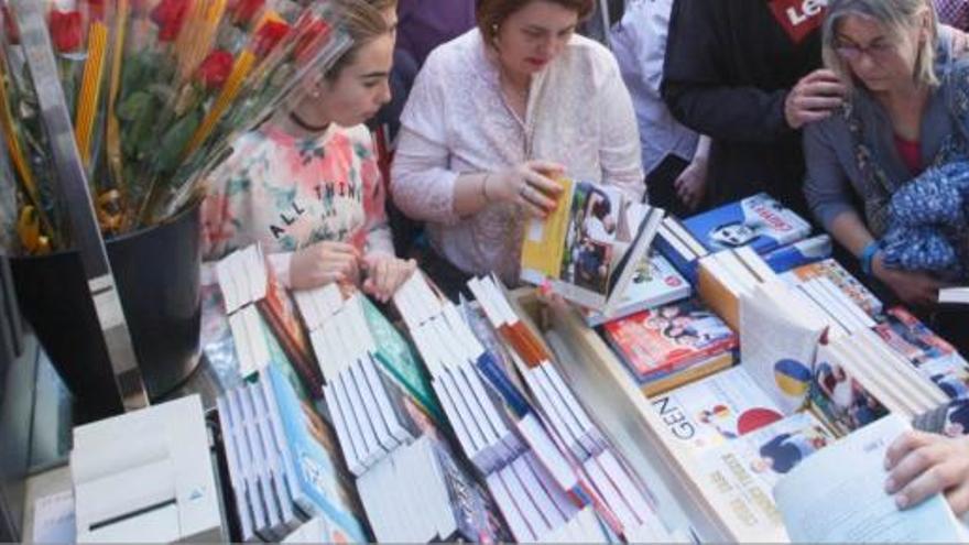 Els deu llibres «líders» de Sant Jordi mai han superat el 8% de les vendes