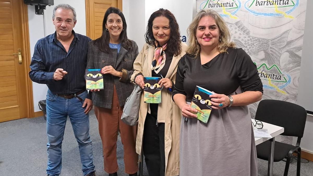 Piñeiro, esquerda, Sampedro, Gracián e Neira na presentación do libro en Ribeira.