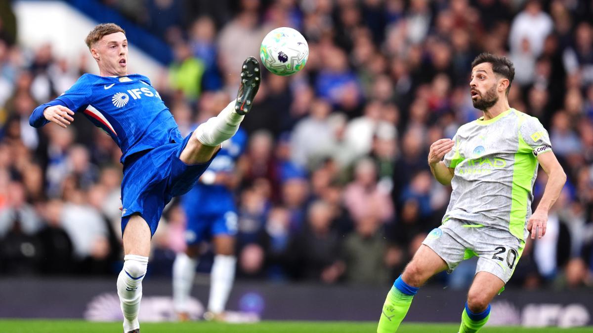 Bernardo Silva, disputando un balón en Stamford Bridge con Cole Palmer
