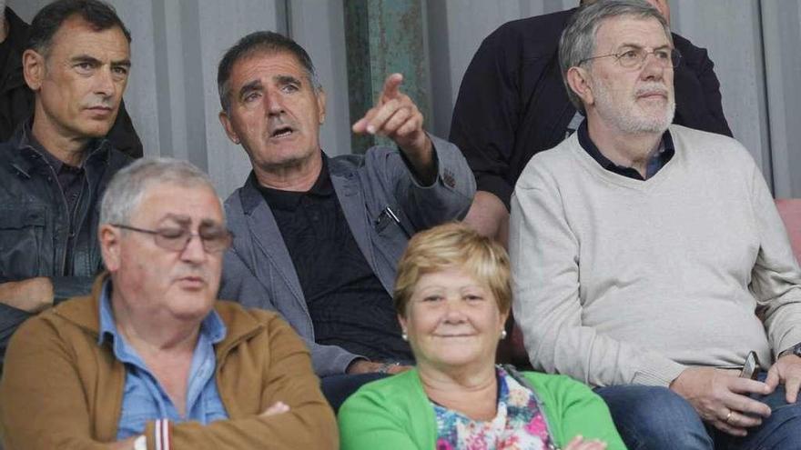 Gorosito disputa un balón con Linares en un encuentro ante el Oviedo.