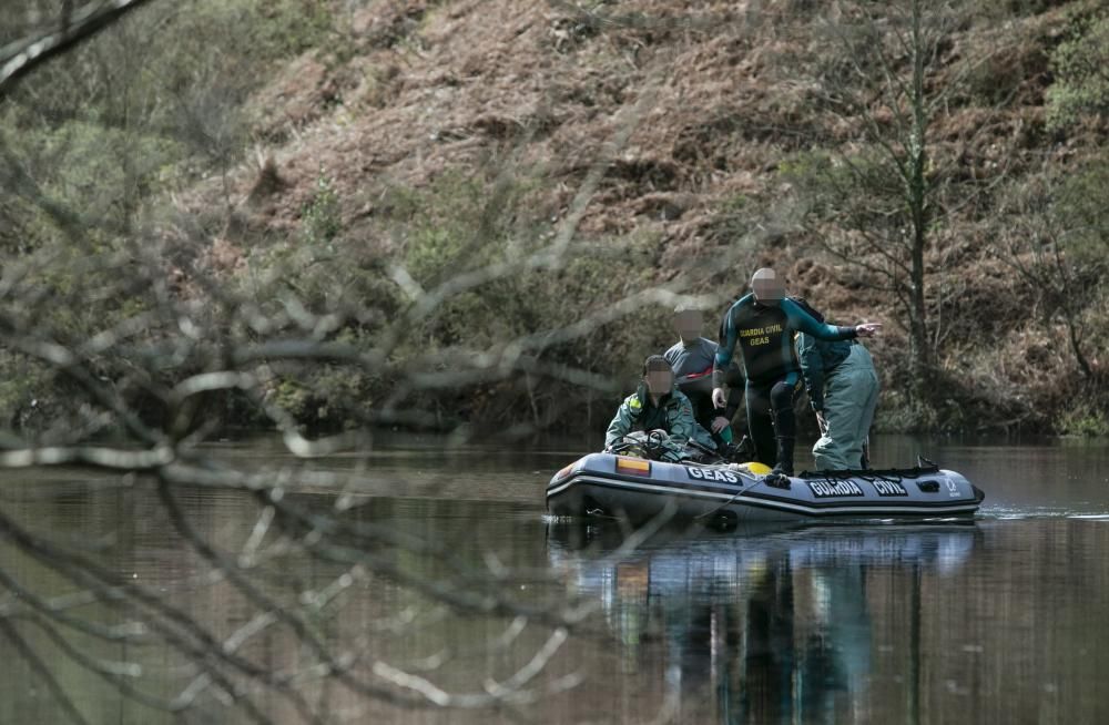 Los agentes siguen buscando en el pantano pruebas del asesinato de Paz Fernández