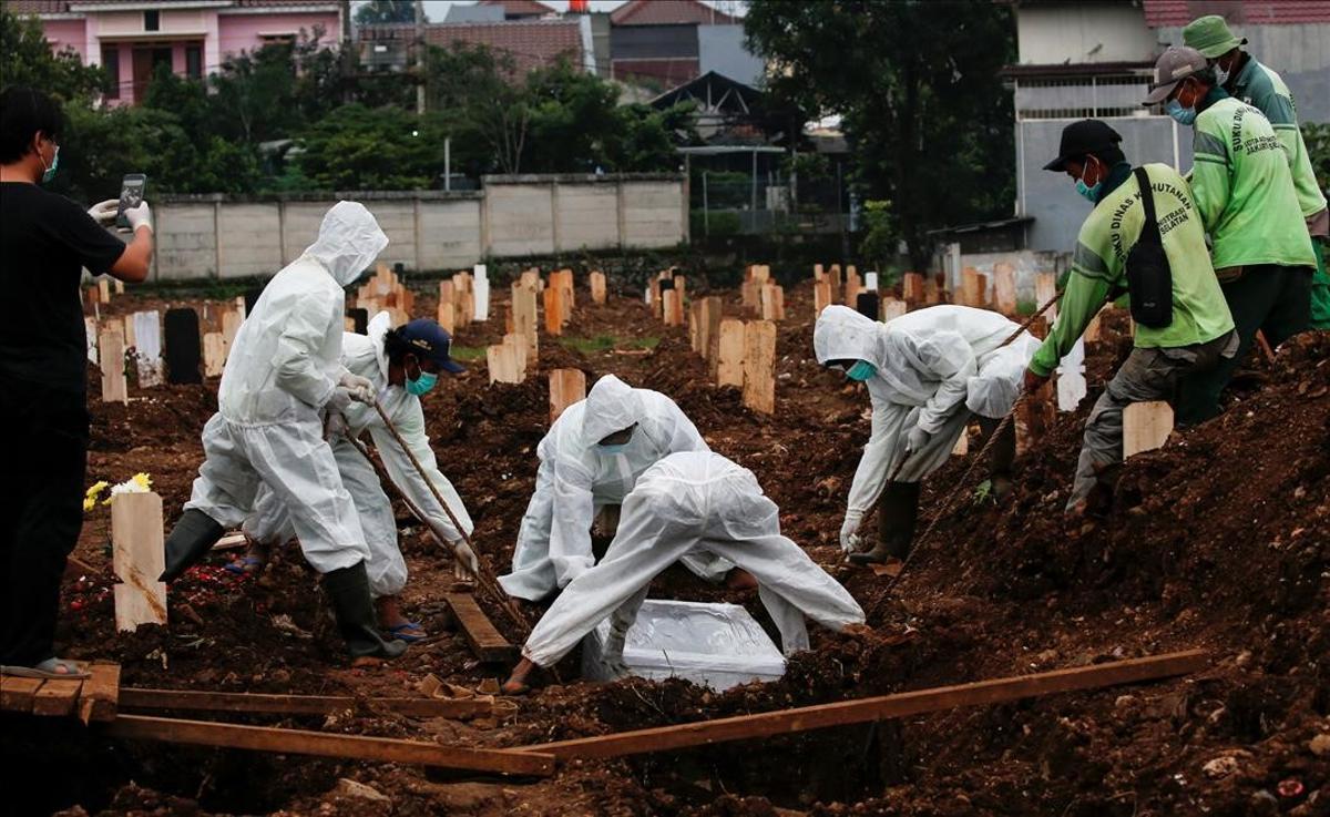 Entierro de un paciente fallecido por coronavirus, en el cementerio Srengseng Sawah en Jakarta (Indonesia).