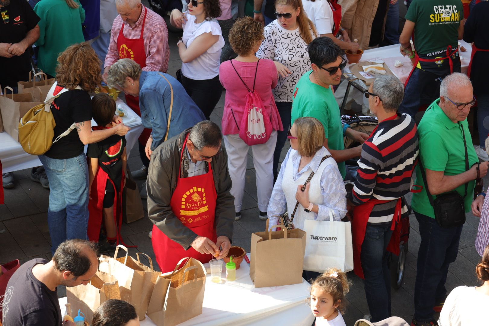 FOTOGALERÍA I Las imágenes de la Nit de la Xulla y del encuentro de elaboración de allioli de las fiestas de Vila-real