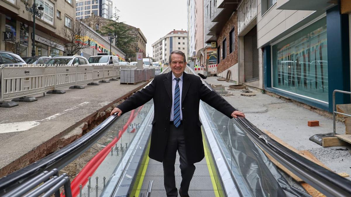 Abel Caballero, en una de las rampas que forman parte del proyecto en Pintor Colmeiro.
