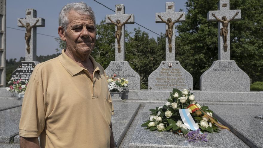 Aurelio Garrido, tío materno de Miguel Ángel Blanco, junto a su tumba en Faramontaos, donde también descansan los padres del joven.