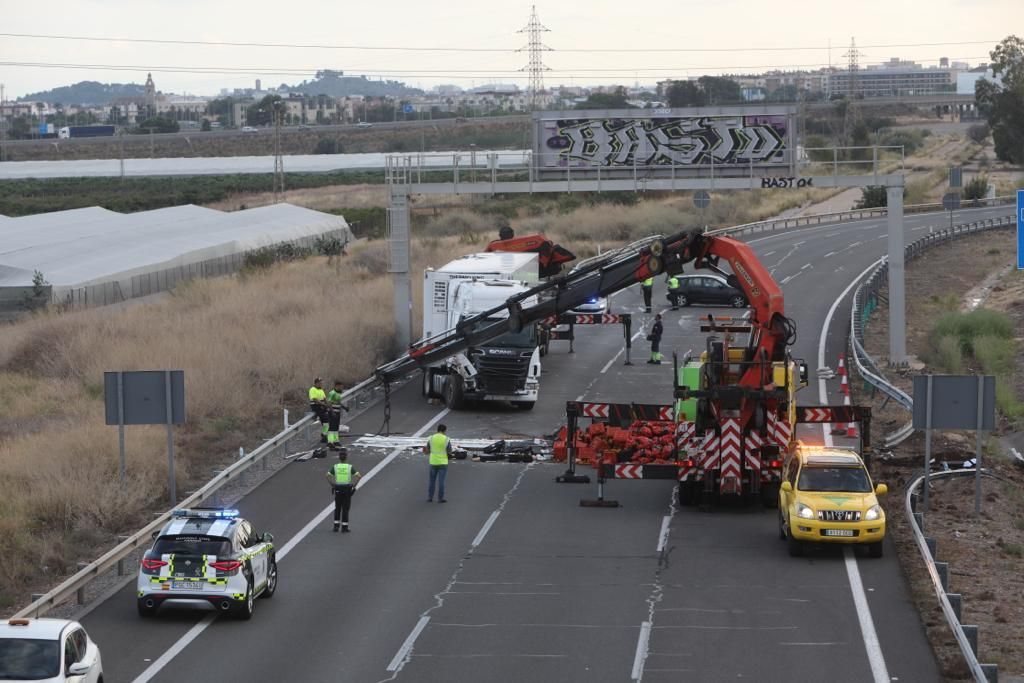 Vuelco de un camión en la AP-7