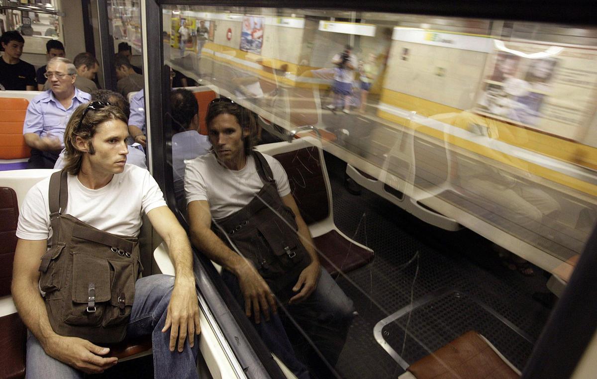 Viajeros en el primer trayecto del metro tras reabrir la Línea 1 apenas 36 horas después del accidente.