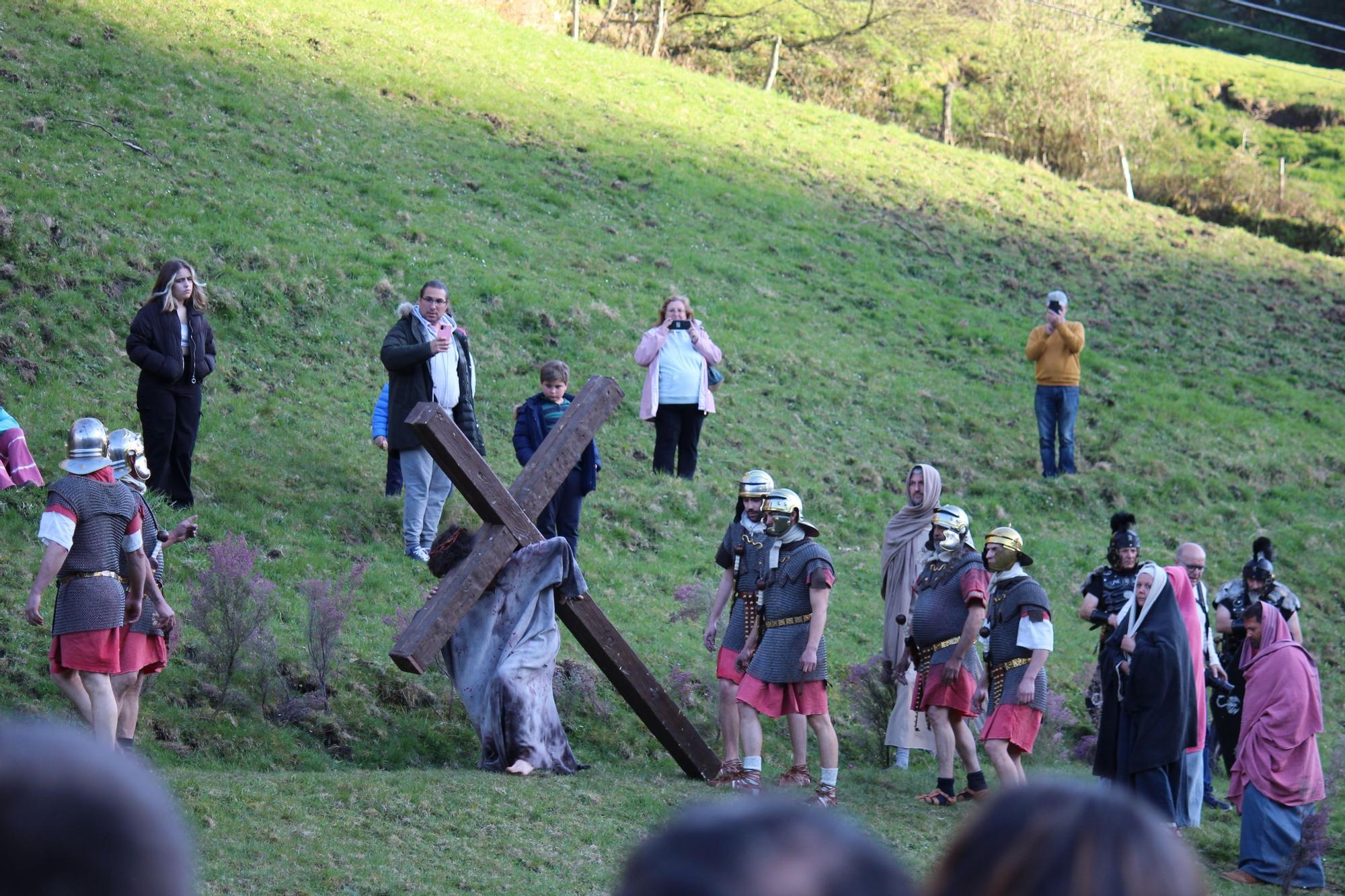 Así es el espectacular vía crucis viviente de Villanueva de Oscos