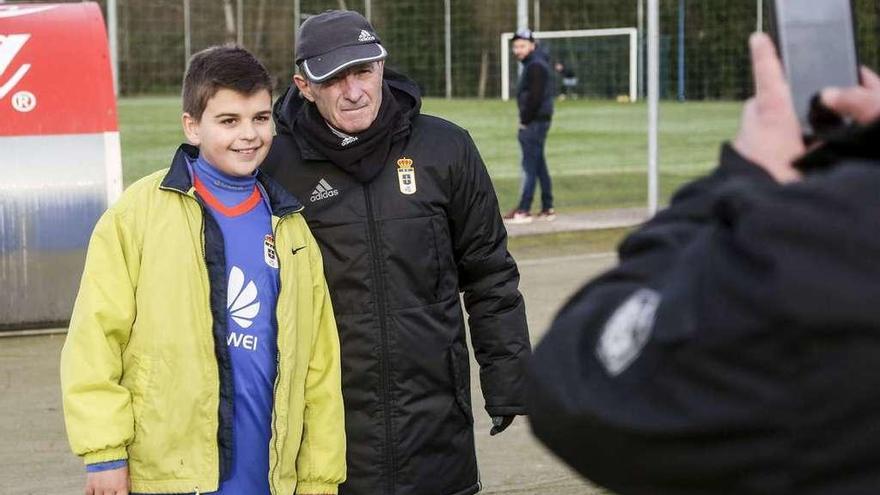 Un joven seguidor se hace una foto con Anquela ayer tras el entrenamiento.