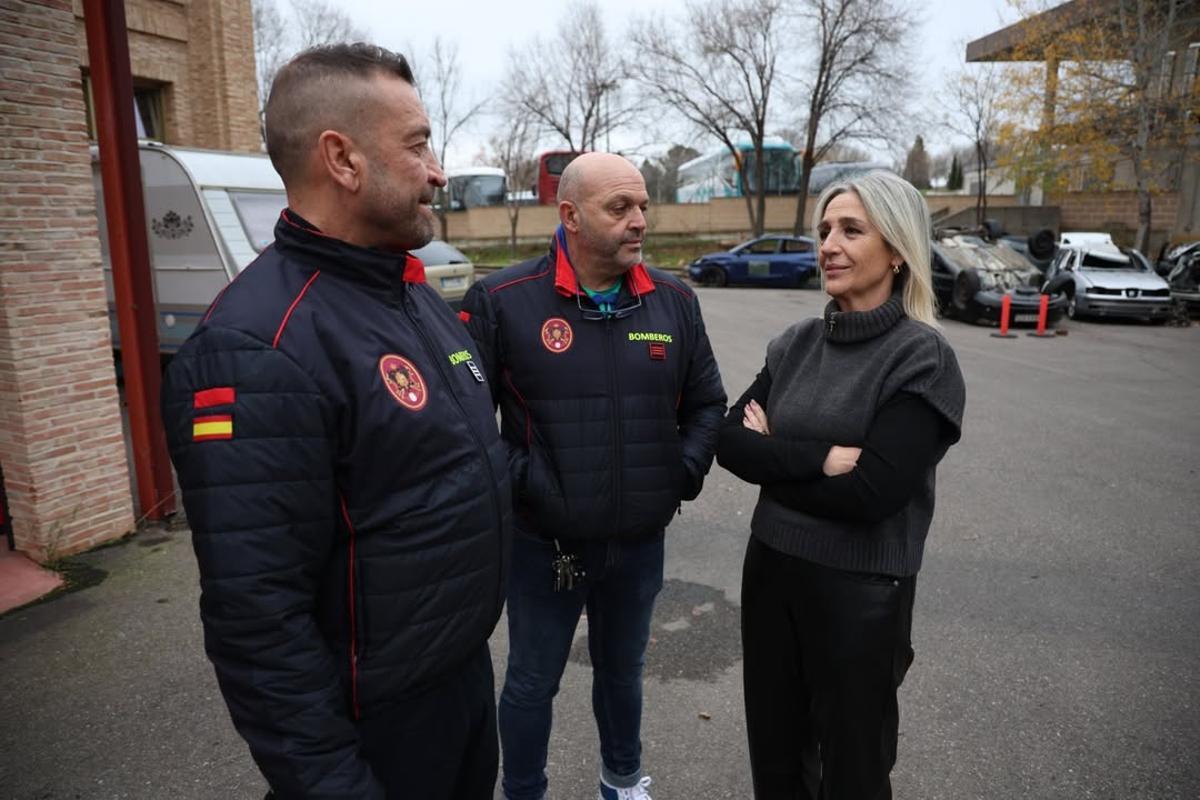 Inés Cañizares junto a dos bomberos en la presentación del nuevo equipamiento