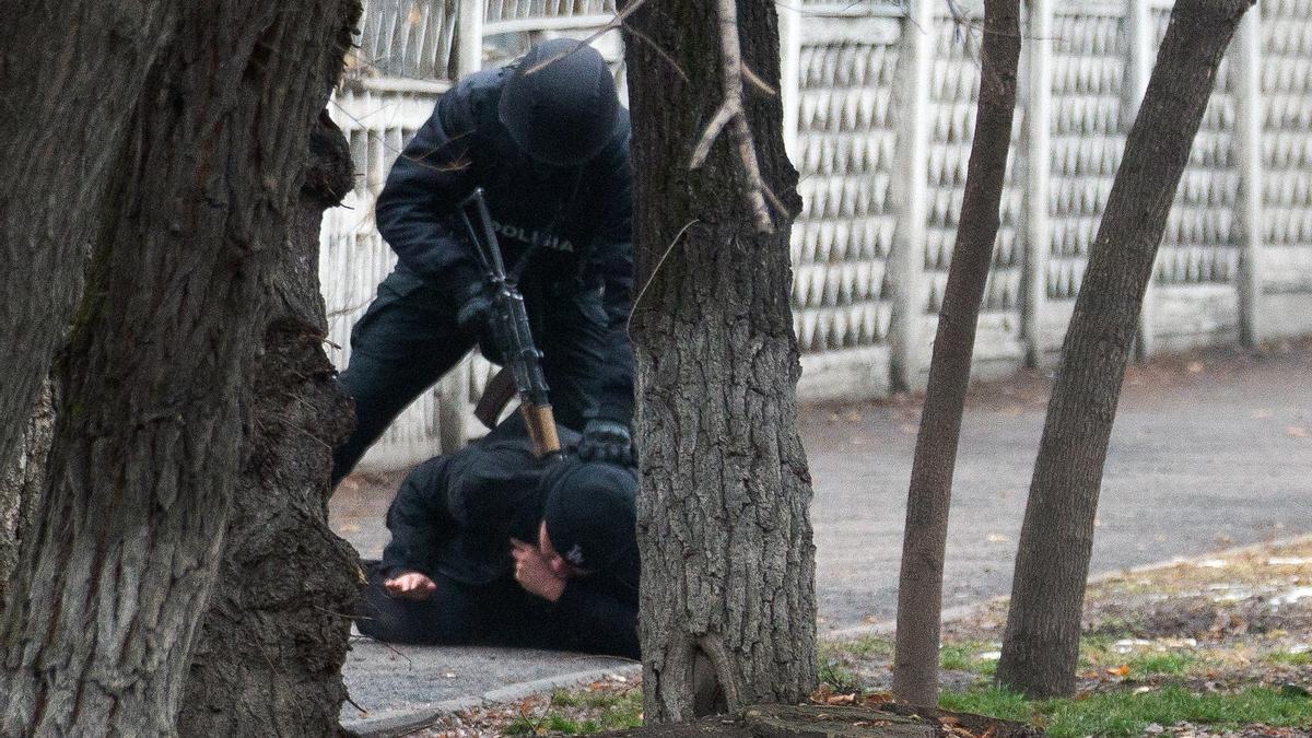 Detención de un sospechos en Almaty, en Kazajistán.