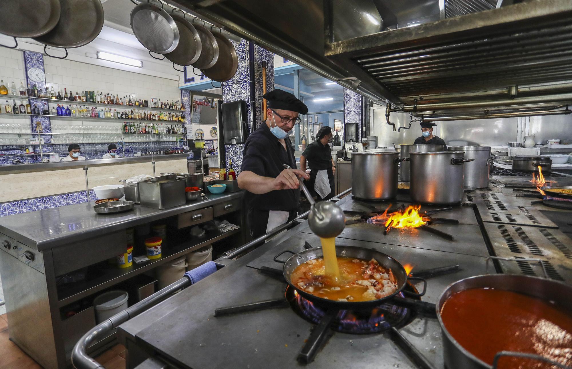 Una jornada de servicio en uno de los bastiones de la paella: La Pepica