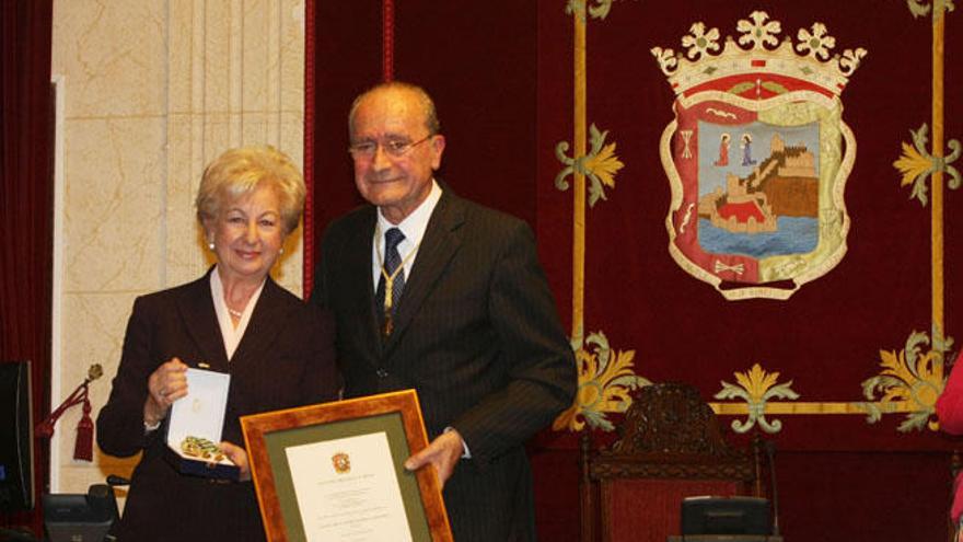 La viuda de Aparicio, María Ruiz de Castañeda, recogió las distinciones de manos del alcalde.