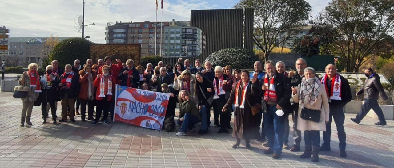 Los miembros de la peña sportinguista Nacho Cases, ayer, en León, en su desplazamiento con el Sporting. | M. L.