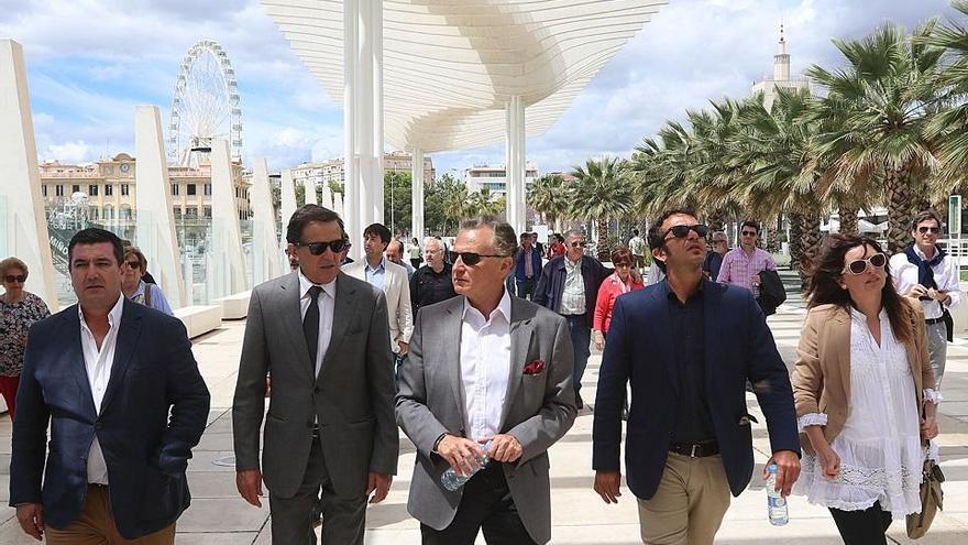 El presidente de la Autoridad Portuaria de Málaga, Paulino Plata, ha mostrado las instalaciones al presidente de la Autoridad Portuaria de Cádiz, José Luis Blanco, y al alcalde de la capital gaditana, José María González.