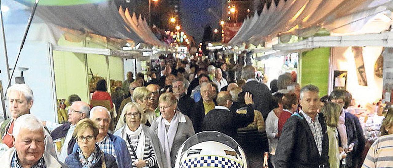 Un agente de la Policía Local patrulla un «porrat» festero.