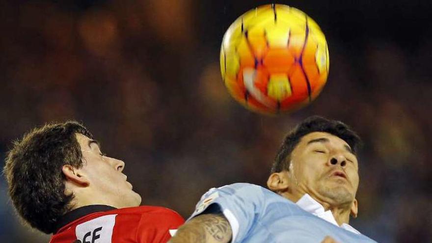 San José, a la izquierda, salta en pugna por el balón.