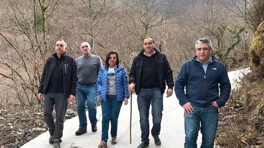 Miguel Fernández, segundo por la izquierda, junto a María Jesús Álvarez y Tomás Cueria, con Manuel Calvo y Rubén González a ambos lados.