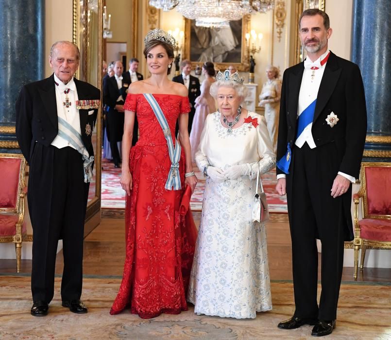 La reina Isabel II, el rey Felipe VI, Felipe el duque de Edimburgo y la reina Letizia asisten a una cena oficial ayer, miércoles 12 de julio de 2017