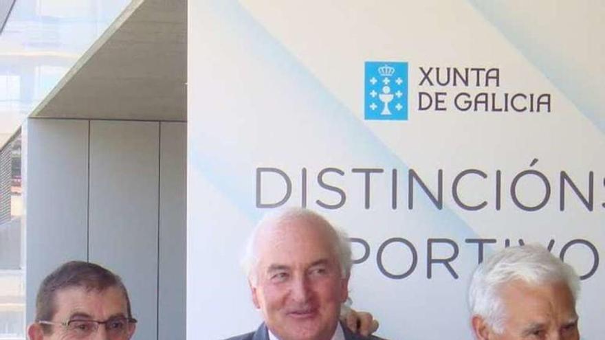 Julio Fernández (c), en la entrega de las distinciones de la Xunta.