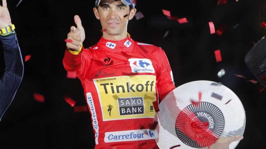 Contador simula disparar tras proclamarse en Santiago ganador de la Vuelta de 2014. // Xoán Álvarez